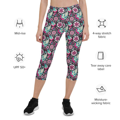 Leggings capri deportivos con estampado paisley en negro, rosa y azul