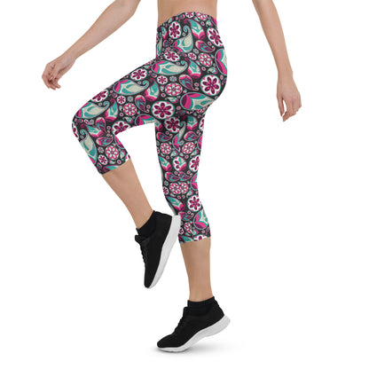 Leggings capri deportivos con estampado paisley en negro, rosa y azul