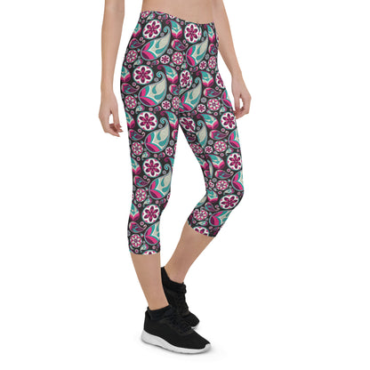 Leggings capri deportivos con estampado paisley en negro, rosa y azul