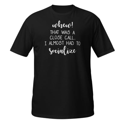 ¡Uf! ¡Me costó un pelo! Casi tuve que socializar. Camiseta gráfica.