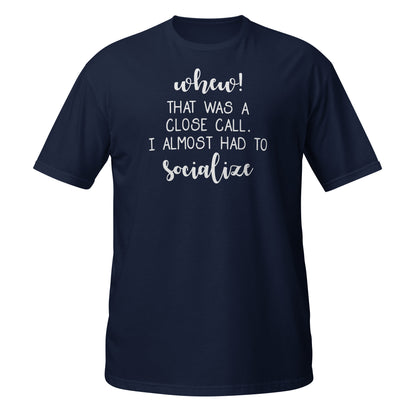 ¡Uf! ¡Me costó un pelo! Casi tuve que socializar. Camiseta gráfica.