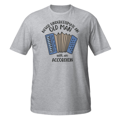Nunca subestimes a un anciano con camisa de acordeón