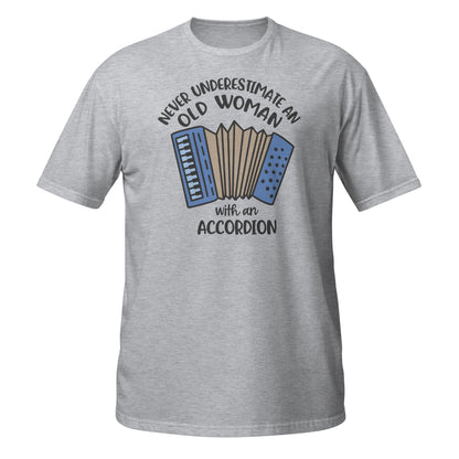 Nunca subestimes a una anciana con camisa de acordeón