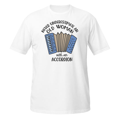 Nunca subestimes a una anciana con camisa de acordeón