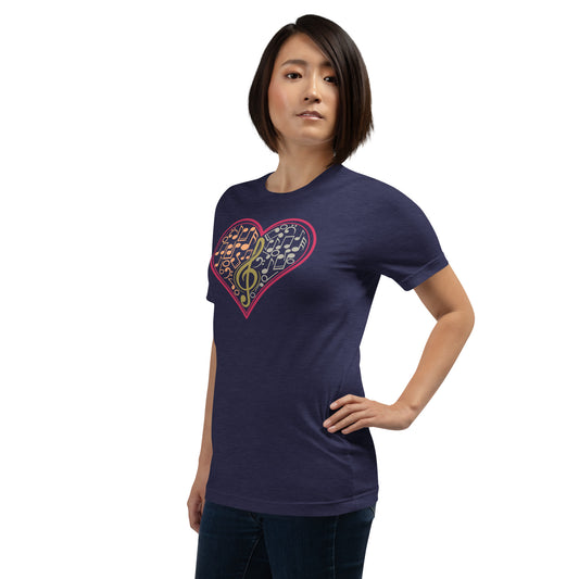 Camiseta con notas musicales en forma de corazón y clave de sol