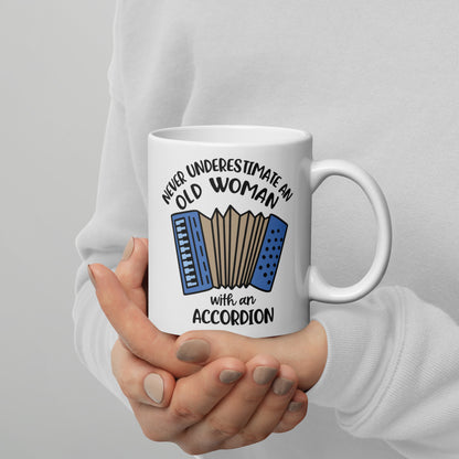 Nunca subestimes a una anciana con una taza de acordeón